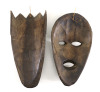 Lote 139 - ARTE AFRICANA, MÁSCARAS - Conjunto de 2 máscaras decorativas em madeira entalhada com decoração relevada, modelos diferentes. Dim: 21 cm (maior) - 2