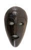 Lote 139 - ARTE AFRICANA, MÁSCARAS - Conjunto de 2 máscaras decorativas em madeira entalhada com decoração relevada, modelos diferentes. Dim: 21 cm (maior) - 4