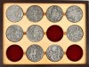 Lote 140 - LIMA DE FREITAS, OS LUSÍADAS - Estojo com 9 medalhas em estanho, edição limitada Colecções Philae, 1981, desenho de Lima de Freitas, alusivas aos Lusíadas de Luís de Camões. Estojo de madeira com gaveta, pertencente a uma colecção de 12 medalha - 3