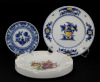 Lote 142 - VISTA ALEGRE, CINZEIRO, PRATO E COVILHETE - Conjunto de 3 peças em porcelana marcada na base (1980-1992) e (1992-1997), cinzeiro com decoração floral, prato com decoração Viana e covilhete com decoração Margão. Dim: 18 cm (cinzeiro)