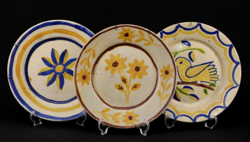 Lote 179 - ARTESANATO ALENTEJANO, PRATOS - Conjunto de 3 pratos em barro vidrado da olaria Adriano Martelo, Redondo, decoração pintada à mão com flores e pássaro. Dim: 24 cm (diâmetro)