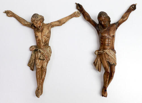 Lote 15 - CRISTOS, SÉC. XIX-XX - duas esculturas de Cristo crucificado entalhado em madeira policromada, do século XIX-XX. Dimensão: 21 cm de altura. Falhas, lacunas na policromia, orifícios de xilófagos pontuais