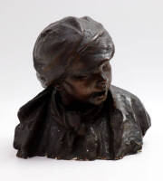 Lote 3 - ESCULTURA EM GESSO - escultura de busto de Menino em gesso com pintura decorativa a bronze. Dimensão: 38x39x25 cm. Falhas na base