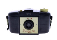 Lote 8 - KODAK, MÁQUINA FOTOGRÁFICA VINTAGE - Modelo Brownie 127. Corpo em baquelite. Dim: 8x13x7 cm