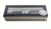 Lote 1 - MONTBLANC, ESFEROGRÁFICA - Modelo Meisterstuck Unicef Signature for Good 2013 Platinum Line. Corpo em resina preta, aros e clip em plaqué de platina com pedra azul encastrada. Dim: 14 cm. Esferográfica idêntica à venda por € 361,81 (£ 309.99). No