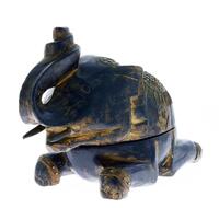 Lote 38 - ELEFANTE, CAIXA ORIENTAL - Madeira entalhada e lacada, decoração em relevo com aplicações de vidrinhos. Dim: 32 cm (comprimento)