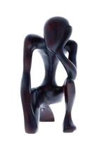 Lote 44 - ARTE AFRICANA, PENSADOR - Escultura em madeira exótica, representando figura de "Pensador", decoração entalhada e relevada. Dim: 26x14x15 cm (aprox.)