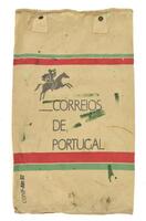 Lote 46 - SACO ANTIGO DOS CTT - Saco de transporte de correspondência em tecido sintético castanho com a inscrição "Correios de Portugal - CONF-Abrl_92". Dim: 90x27 cm. Nota: sinais de uso