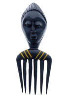 Lote 73 - ARTE AFRICANA, PENTE - Escultura em madeira exótica em forma de pente com cabeça, decoração entalhada e relevada. Dim: 28x11x4 cm