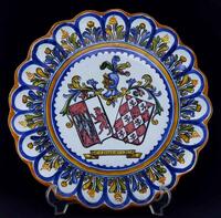 Lote 155 - TALAVERA, PRATO BRASONADO - Prato de suspensão em cerâmica espanhola, marcado e numerado na base, decoração policromada com as Armas de "Garcia Benavides Brito", aba com decoração floral e bordo recortado em gomos. Dim: 37 cm (diâmetro)