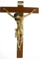 Lote 187 - CRUCIFIXO - Cruz em madeira relevada com Imagem de Cristo em resina policromada, com incrição INRI. Dim: 43x35 cm (imagem) e 61x41 cm (cruz