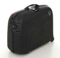 Lote 249 - SAMSONITE, MALA DE VIAGEM - Modelo em fibra rígida de cor preta, com 4 rodízios, pega de mão e pega extensível, com 3 fechos, fecho central com código. Interior forrado. Dim: 60x75x25 cm (aprox.)