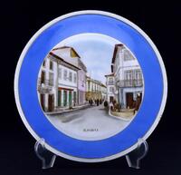 Lote 263 - VISTA ALEGRE, ÍLHAVO - Prato em porcelana marcada na base (1947-1968), fundo com decoração policromada "Ilhavo", bordo azul com frisos dourados. Dim: 24 cm (diâmetro)