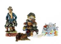 Lote 266 - FIGURAS DECORATIVAS - Conjunto de 5 peças, composto por buda em porcelana, caçador em cerâmica, pássaro e figura em resina e pato em pó de pedra, decorações e tamanhos diferentes. Dim: 18 cm (caçador)