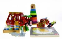 Lote 268 - BRINQUEDOS EM MADEIRA - Conjunto de 9 brinquedos em madeira sendo 1 locomotiva, 1 carro de bombeiros, 1 guindaste, 1 jogo de cubos, 1 puzzle, 1 cabide em forma de coelho, 1 castanhola, 1 comboio com 3 peças e 1 jogo de argolas. Dim: 14x21x13 cm