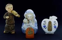 Lote 295 - FIGURAS RELIGIOSAS - Conjunto de 4 peças sendo um busto de Nossa Senhora com o Menino em porcelana, um figura de frade musico em biscuit policromado, uma imagem de Santa Maria Adelaide inserida em peça de faiança e uma Nossa Senhora de Fátima c