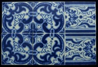 Lote 305 - AZULEJOS - Conjunto de 16 azulejos de padrão em tons de azul da Cerâmica Decocer de Ílhavo. Dim: 15x15 cm. Nota: apresentados em cesto de palha