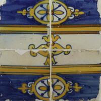 Lote 323 - PAINEL DE AZULEJOS, SÉC. XVII - Painel de 4 azulejos de padrão vegetalista e geométrico em tom azul e amarelo aplicados em placa de acrílico. Pequenas falhas. Dim: 29x29 cm