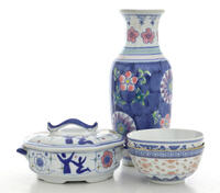 Lote 329 - TERRINA, TAÇAS E JARRA - Conjunto de 4 peças em porcelana, decorações, modelos e tamanhos diferentes, composto por terrina com tampa, 2 taças e jarra. Pequenas falhas. Dim: 25 cm (jarra)