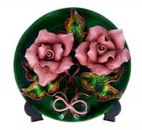 Lote 344 - PRATO DECORATIVO - Em faiança de tom verde, rosa e castanho, decorado com rosas em relevo. Dim: 25 cm (diâmetro)