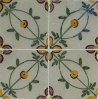 Lote 351 - PAINEL DE AZULEJOS, SÉC. XVIII - Painel de 4 azulejos de padrão floral e vegetalista em tom verde, amarelo e vinoso aplicados em placa de acrílico. Pequenas falhas. Dim: 28x28 cm