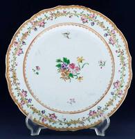 Lote 372 - PRATO EM PORCELANA DA CHINA - Reinado Qianlong (1736-1795). Decoração floral policromada da Família Rosa, ornamentos em dourado, bordo recortado. Dim: 23 cm. Nota: apresenta esbeiçadelas no bordo