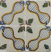 Lote 379 - PAINEL DE AZULEJOS, SÉC. XVIII - Painel de 4 azulejos de padrão floral e vegetalista em tom verde, amarelo, azul e vinoso aplicados em placa de acrílico. Pequenas falhas. Dim: 28x28 cm