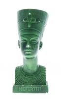 Lote 382 - BUSTO DE NEFERTITI - Em cerâmica com decoração em tons de verde simulando bronze. Dim: 25 cm. Nota: ligeiras falhas