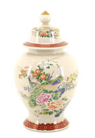 Lote 392 - SATSUMA, POTE EM PORCELANA - Japan, decoração policromada com flores e pavões e ornamentos dourados, marcada na base. Dim: 35 cm (altura)