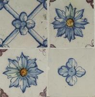 Lote 407 - PAINEL DE AZULEJOS, SÉC. XVIII - Painel de 4 azulejos de padrão floral em tom azul e amarelo aplicados em placa de acrílico. Pequenas falhas. Dim: 28,5x28,5 cm