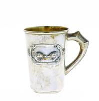 Lote 430 - CANECA EM PRATA PORTUGUESA 833 - Caneca de criança com decoração lisa e reserva repuxada com pintainhos. Interior em prata dourada. Peso: 39,8 g. Dim: 8 cm. Nota: com marcas de contraste