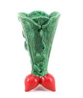 Lote 457 - JARRA RABANETES - Faiança das Caldas, jarra em forma de rabanetes com decoração em verde e vermelho. Dim: 28 cm (altura)