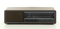 Lote 460 - GRUNDIG, RÁDIO VINTAGE - Modelo RF420, década de 1970, caixa em plástico rígido de cor castanha e preto. A funcionar. Dim: 15x51x17 cm