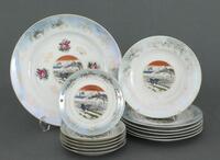 Lote 484 - PRATOS EM PORCELANA CHINESA - Conjunto de 13 peças em porcelana marcada na base Roxy China, decoração policromada com paisagem de arrozais e figuras e bordo com flores em dourado, composto por prato de bolo, 6 pratos de sobremesa e 6 pires de c