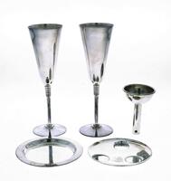 Lote 490 - CÁLICES, FUNIL E BASES - Conjunto de 5 peças em casquinha e metal cromado, composto por par de cálices de pé alto, funil decanter e 2 bases. Dim: 22 cm (cálices)