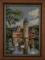 Lote 491 - PAISAGEM COM CASTELO - Tapeçaria bordada a meio ponto em fio de lã policromada, motivo "Paisagem com Castelo". Dim: mancha 36x25 cm. Dim: moldura 45x34 cm