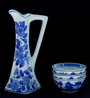 Lote 561 - CONJUNTO EM PORCELANA CHINESA - Composto de 4 peças sendo 1 jarro e 3 taças com decorações a azul. Dim: 28 cm (jarro)