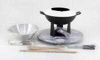 Lote 588 - SET DE FONDUE EM FERRO FORJADO - Conjunto completo para 6 pessoas. Com panela e suporte em ferro forjado e suporte de taças giratório em mármore. Edição da Ediclube. Dim: 25x36 cm. Nota: sem uso