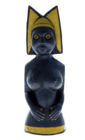 Lote 590 - ARTE AFRICANA, MULHER - Escultura em madeira exótica, representando "Mulher", decoração entalhada, relevada, com policromia de tom ocre. Dim: 33 cm (altura)