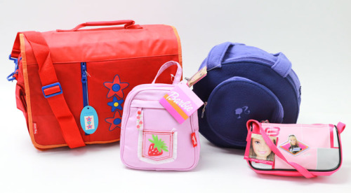 Lote 4 - CONJUNTO - Saco Loura Rois, mini mochila, mini carteira e estojo Barbie. Nota: pvp 40 €. Bom estado conservação