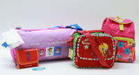 Lote 11 - CONJUNTO - Saco de viagem, mini mochila Barbie, lancheira Tweety, carteira Agatha Ruiz De La Pedra. Nota: pvp 40 €. Bom estado conservação