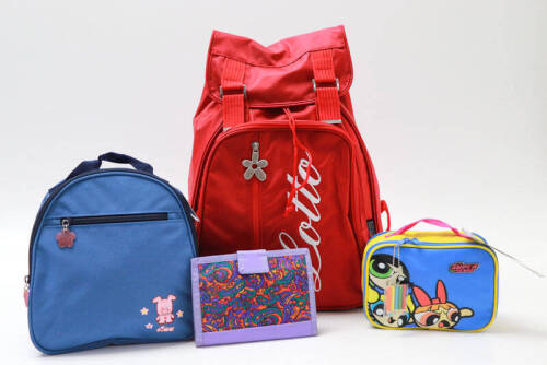 Lote 12 - CONJUNTO - Mochila Ganga Laura Rois, porta-moedas e carteira Agatha Ruiz de la Prada, mini carteira Barbie e conjunto estojos Disney. Nota: pvp 40 €. Bom estado conservação