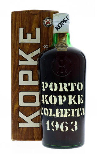 Lote 19 - PORTO KOPKE 1963 - Garrafa de Vinho do Porto, Colheita de 1963, Envelhecido em Casco, Engarrafado em 1982, C.N. Kopke & Cª, Vila Nova de Gaia, (750ml - 21%vol.). Nota: garrafa idêntica à venda por € 270,40. Em caixa de cartão original. Consultar