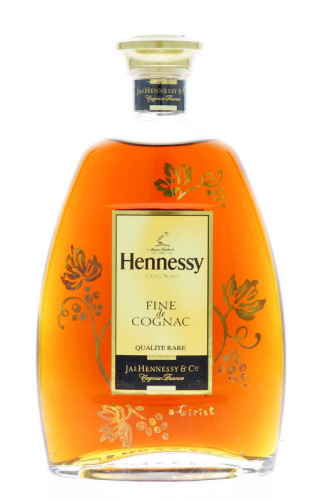 Lote 24 - COGNAC HENNESY - Garrafa de Cognac, Fine de Cognac, Jas Hennessy & Cº, França, (700ml - 40%vol.). Nota: garrafa idêntica à venda por € 100. Consultar valor indicativo em https://garrafeirantiga.pt/produto/cognac-hennessy-fine-de-cognac-qualite-r