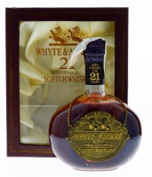 Lote 30 - WHISKY WHITE & MACKAY 21 ANOS - Garrafa de Whisky, 21 Years Old Scotch Whisky, White & Mackay Distillers, Escócia, (700ml - 40%vol.). Nota: garrafa idêntica à venda por € 356,48. Em caixa/estojo com certificado. Consultar valor indicativo em htt