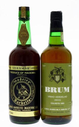 Lote 43 - GARRAFAS DE VINHO DA MADEIRA - Conjunto de 2 garrafas de Vinho da Madeira sendo 1 garrafa de Brum, Verdelho (seco) Colheita de 1993, (750ml - 19%vol.) e 1 garrafa de Barbeito, Veramar, Boal Meio Doce, (750ml)