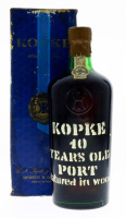 Lote 50 - PORTO KOPKE 10 ANOS - Garrafa de Vinho do Porto, 10 Anos, Envelhecido em Casco, engarrafado em 1982, C.N. Kopke & Cª, Vila Nova de Gaia, (750ml - 20%vol.). Nota: em caixa de cartão original