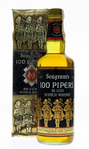 Lote 52 - WHISKY 100 PIPERS - Garrafa de Whisky, De Luxe Scotch Whisky, Joseph Seagram & Sons, Escócia, (750ml - 43%vol.). Nota: garrafa dos anos 1970s, em caixa de cartão original