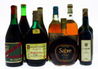 Lote 53 - GARRAFAS ANTIGAS DE VINHO - Conjunto de 9 garrafas de Vinho sendo entre outras 1 garrafa de Vinho Tinto Lagoa Reserva, 1 garrafa de Vinho Rosé Sabre e 1 garrafa de Vinho Branco Cacho D'Oiro. Nota: diversas marcas e capacidades. Conforme fotos