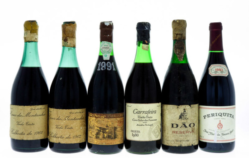 Lote 79 - GARRAFAS DE VINHO TINTO - Conjunto de 6 garrafas de Vinho Tinto sendo 2 garrafas de Caves da Montanha Colheita de 1962, 1 garrafa de Periquita 1993, 1 garrafa de Cave Solar das Francesas Colheita 1980, 1 garrafa de Dão Borges Reserva e 1 garrafa